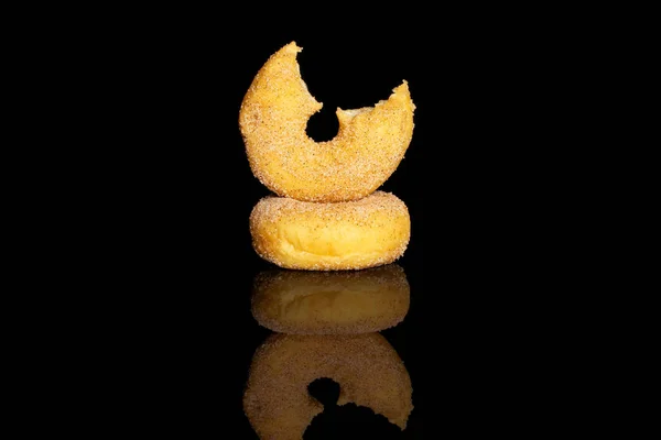 Mini kaneel donut geïsoleerd op zwart glas — Stockfoto