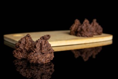 Siyah camda izole edilmiş hindistan cevizli kakao bisküvisi.