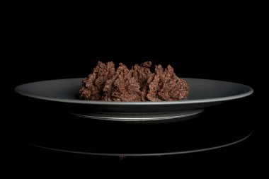 Siyah camda izole edilmiş hindistan cevizli kakao bisküvisi.