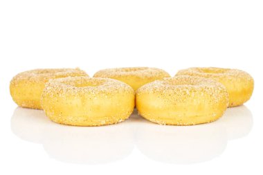 Mini tarçınlı çörek beyaz üzerine izole edilmiş.