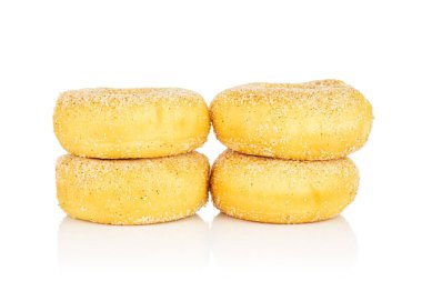 Mini tarçınlı çörek beyaz üzerine izole edilmiş.