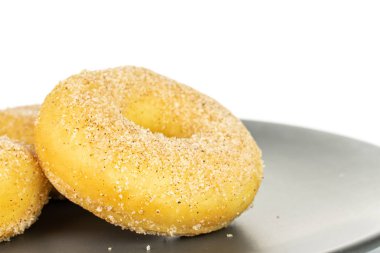 Mini tarçınlı çörek beyaz üzerine izole edilmiş.