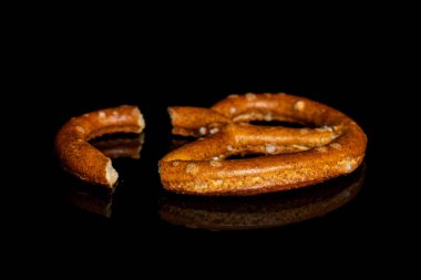 Siyah camda izole edilmiş tuzlu kahverengi simit.