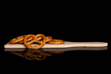 Siyah camda izole edilmiş tuzlu kahverengi simit.