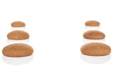 Beyaz üzerine izole edilmiş çikolatalı bisküvi.