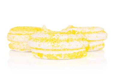 Pastel kremalı pasta beyazı izole edilmiş.