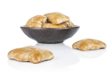 Beyaz üzerine izole edilmiş tatlı kahverengi zencefilli ekmek