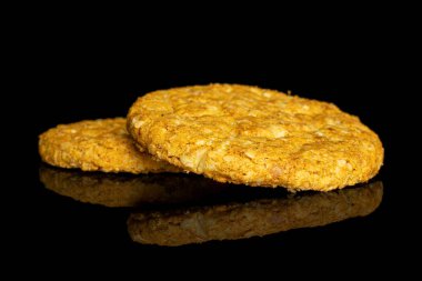 Tatlı yulaflı kurabiye, siyah camda izole edilmiş.