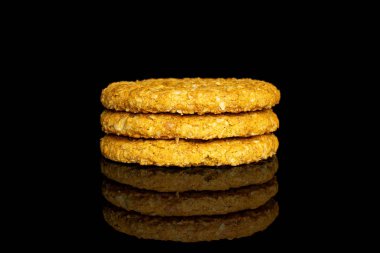 Tatlı yulaflı kurabiye, siyah camda izole edilmiş.