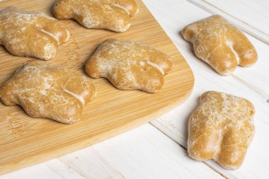 Gri tahtada tatlı kahverengi zencefilli ekmek