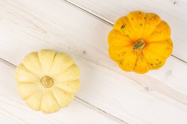 Gri ahşap üzerine dekoratif kabak