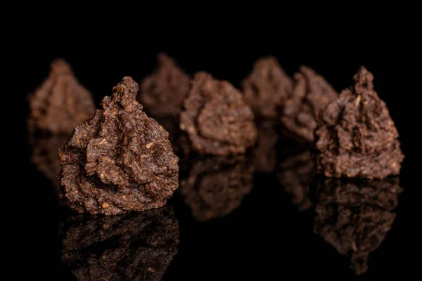 Biscoito de cacau de coco isolado em vidro preto — Fotografia de Stock