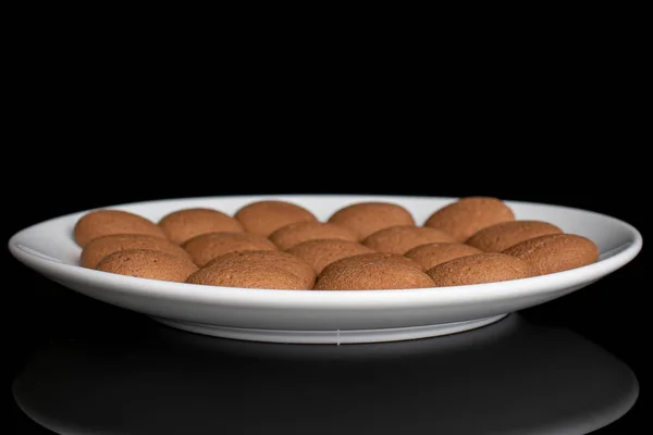 Galleta de esponja de chocolate aislada en vidrio negro — Foto de Stock