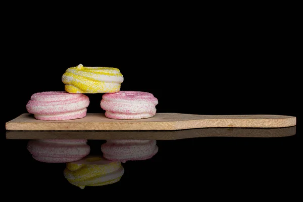 Merengue de pastel dulce aislado en vidrio negro — Foto de Stock