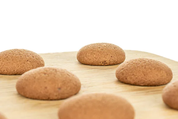 Galleta de esponja de chocolate aislada en blanco — Foto de Stock