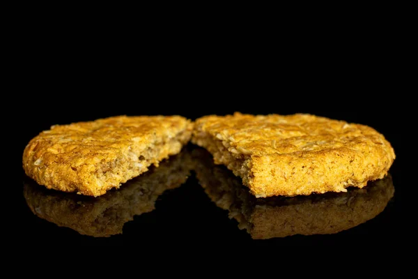 Galleta de avena dulce aislada en vidrio negro —  Fotos de Stock