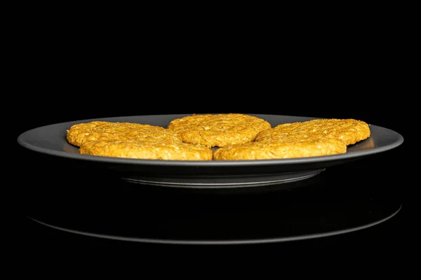 Zoete haver koekje geïsoleerd op zwart glas — Stockfoto