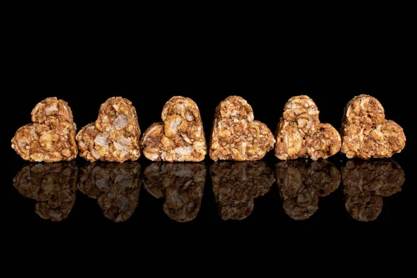 Cereal cocoa heart isolated on black glass — ストック写真