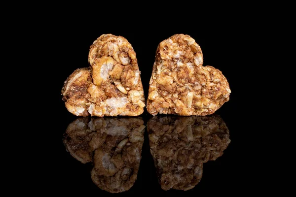 Cereal cocoa heart isolated on black glass — ストック写真