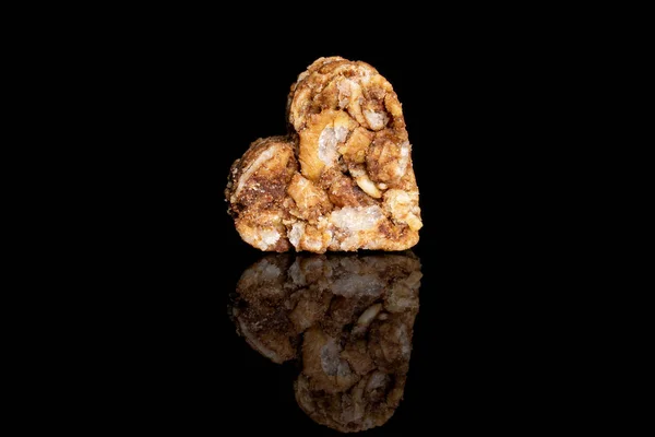 Cereal cocoa heart isolated on black glass — ストック写真