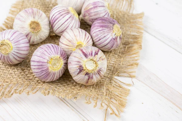 Single clove garlic on grey wood — 图库照片