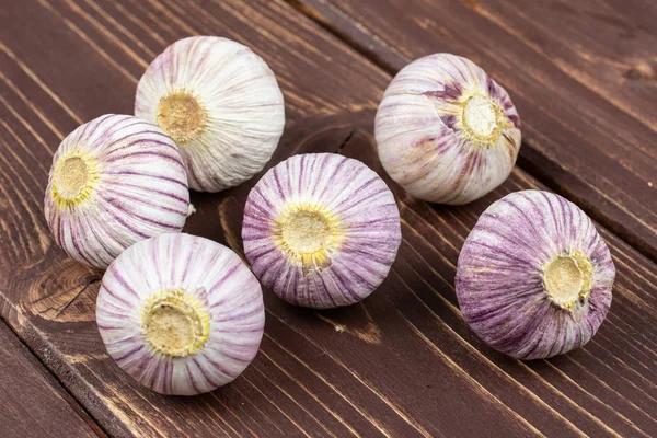Single clove garlic on brown wood — 图库照片