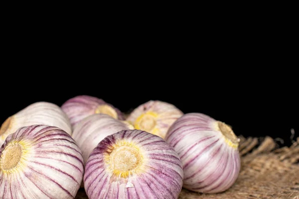 Single clove garlic isolated on black glass — 图库照片