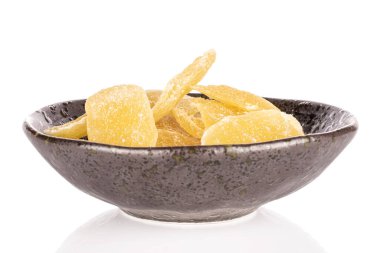 Beyaz arka planda izole edilmiş jöleli kasede kurutulmuş sarı ananas dilimleri.