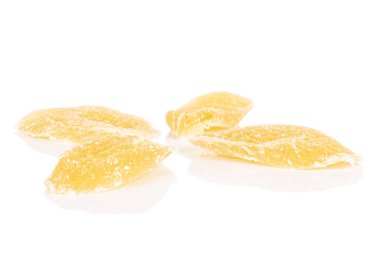 Beyaz arka planda izole edilmiş dört dilim kurutulmuş sarı ananas.