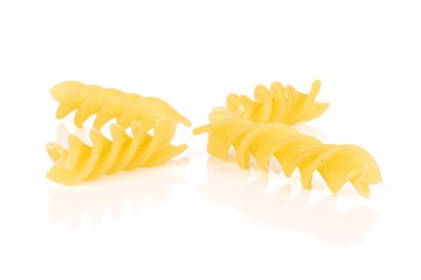 Dört kişilik sarı makarna grubu beyaz arkaplanda izole edilmiş.