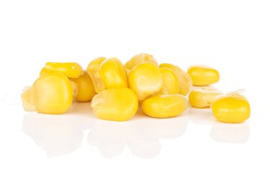 Bir sürü konserve sarı mısır yığını beyaz arka planda izole edilmiş.