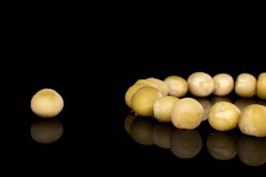 Bir sürü tuzlu bezelye konservesi siyah camda izole edilmiş.