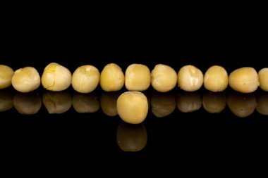 Bir sürü konserve bezelye tanesi siyah camla izole edilmiş.