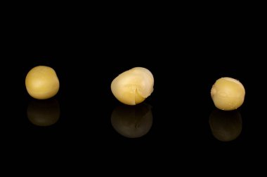 Üç konserve bezelye grubu siyah camda izole edilmiş.