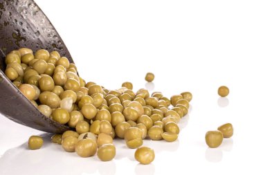 Bir sürü konserve bezelye ve jöleli kase beyaz arka planda izole.