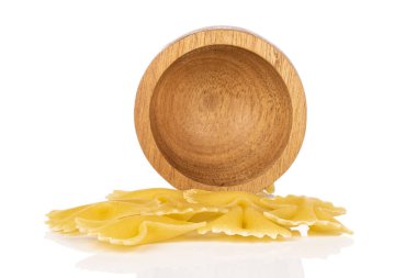 Beyaz arka planda izole edilmiş bambu kasesinde bir sürü sarı makarna var.