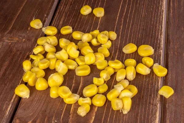茶色の木に缶詰の黄色のトウモロコシの多く — ストック写真