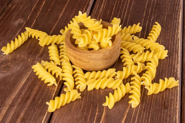 Πολλά Ολόκληρα Κίτρινα Ζυμαρικά Fusilli Μπολ Μπαμπού Καφέ Ξύλο — Φωτογραφία Αρχείου