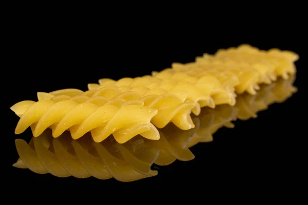 Veel Geheel Gele Pasta Fusilli Diagonaal Geïsoleerd Zwart Glas — Stockfoto