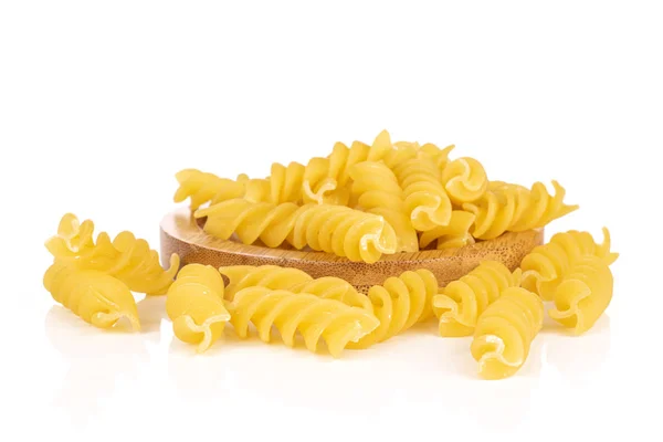 Jede Menge Ganze Gelbe Pasta Fusilli Auf Rundem Bambusuntersetzer Isoliert — Stockfoto