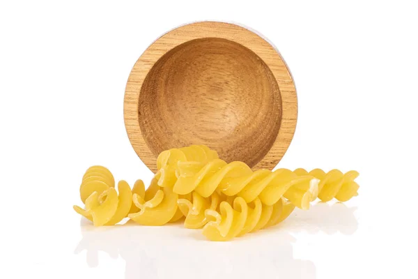 Sacco Fusilli Pasta Gialla Integrale Cruda Ciotola Bambù Isolato Fondo — Foto Stock