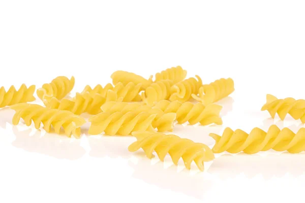 Veel Hele Ongeordende Gele Pasta Fusilli Geïsoleerd Witte Achtergrond — Stockfoto