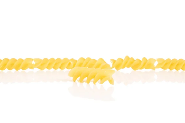 Dużo Całego Żółtego Makaronu Fusilli Jeden Przodu Izolowane Białym Tle — Zdjęcie stockowe