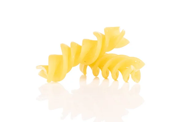 Groep Van Twee Hele Gele Pasta Fusilli Geïsoleerd Witte Achtergrond — Stockfoto