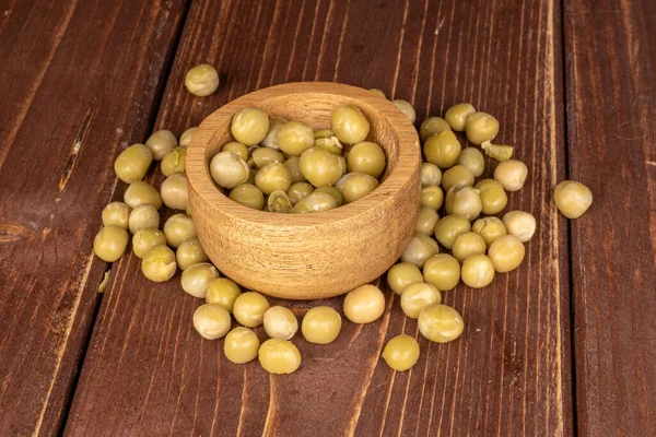 棕木竹碗中的整罐豌豆 — 图库照片