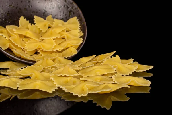 Massor Hela Gula Pasta Farfalle Bitar Glaserad Skål Isolerad Svart — Stockfoto