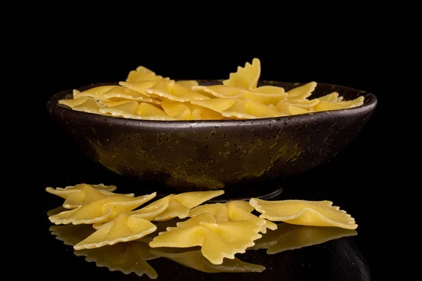 Mycket Hel Gul Pasta Farfalle Glaserad Skål Isolerad Svart Glas — Stockfoto