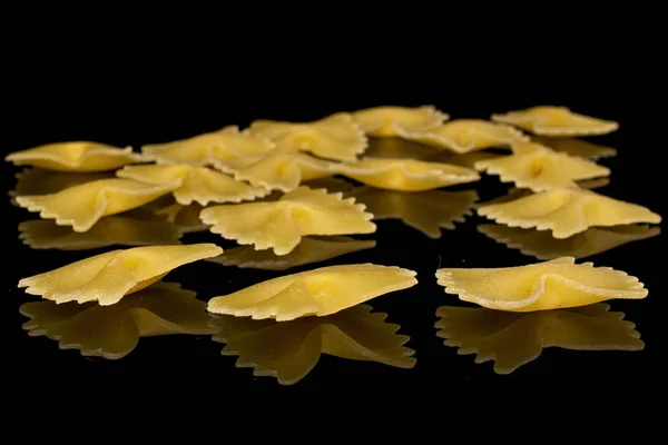 Много Цельной Желтой Пасты Farfalle Изолированы Черном Стекле — стоковое фото