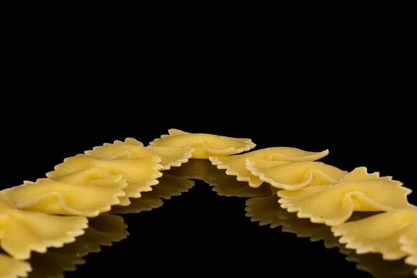 Veel Hele Gele Pasta Farfalle Geïsoleerd Zwart Glas — Stockfoto