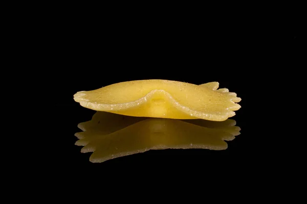 Jedna Celá Žlutá Těstovinová Farfalle Izolovaná Černém Skle — Stock fotografie